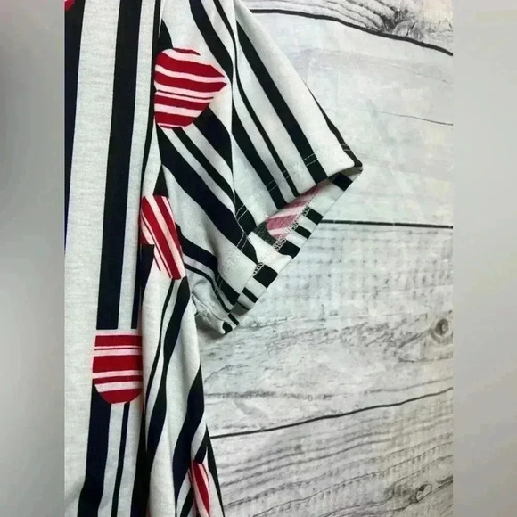 Lularoe short sleeve heart patterned tshirt dress - Picture 4 of 7